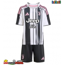 Camisa de Futebol Juventus Federico Gatti #4 Equipamento Principal Infantil 2025-26 Manga Curta (+ Calças curtas)